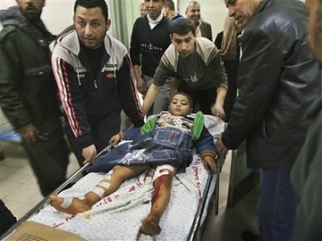 Un niño palestino herido en un bombardeo israelí es trasladado al hospital en Khan Younis, sur de Gaza. 