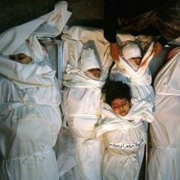 Cinco hermanas palestinas de 4 a 17 años muertas en el bombardeo israelí a una mezquita del campo de refugiados de Yabalia yacen en la morgue de un hospital. 29-12-08