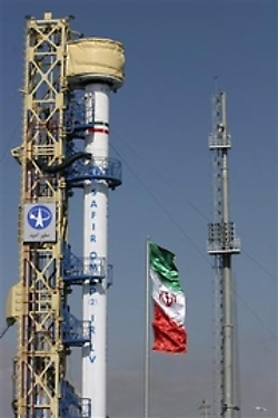 El cohete Safirate con el satélite Omid 2 de Irán