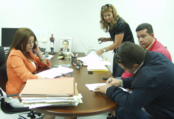 El alcalde Carlos Hernández al momento de consignar la denuncia ante la Fiscal Superior del Estado Anzoátegui, Katiuska Bolívar