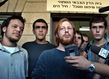 Noam Bahat, con 4 de sus compañeros, a la salida de la corte militar en Jaffa,  después de ser confirmadas sus sentencias de prisión por negarse a servir en el ejército israelí