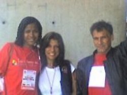 Raúl Bracho a la derecha, con dos integrantes de la Fundación Hombrenuevo.
