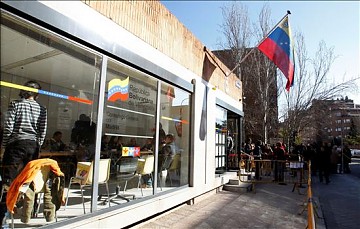 Consulado de la República Bolivariana de Venezuela en Madrid. Un grupo de personas golpearon los cristales y amenazaron a los funcionarios.