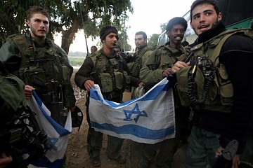 Foto de hace dos semanas de soldados israelíes en Gaza. Silva explica que las dos franjas azules de la bandera de Israel representan a los ríos Nilo (Egipto) y Éufrates (Iraq), y que el Sionismo plantea crear un gran Estado israelí entre ambos ríos.