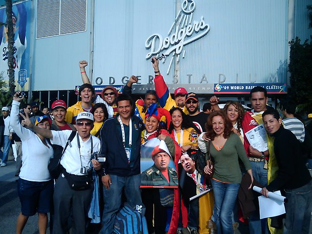 Fanaticada Venezolana ante el "Dodgers Stadium" apoyando la selección vinotinto