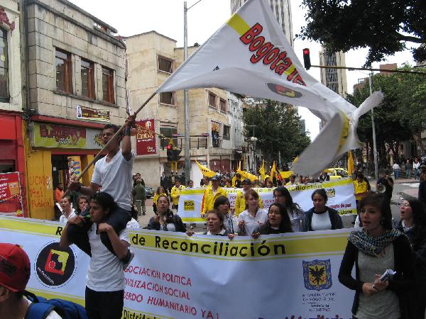 Jóvenes colombianos se movilizaron por el centro de la ciudad para denunciar las amenazas de los paramilitares