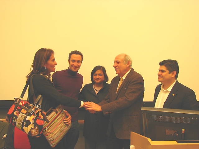 Ex-Concejal de Boston Felix Arroyo (Derecha) saluda a los panelistas, agradecido por su tratamiento médico en Venezuela