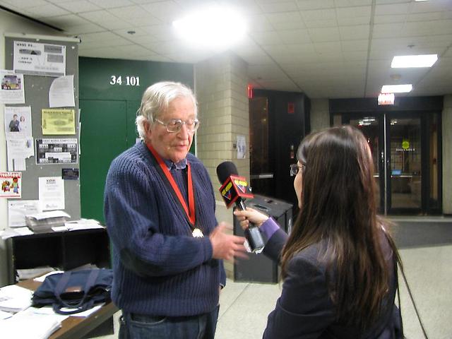 VTV entrevista a Chomsky posterior al evento.