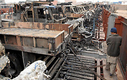 destruyen en Peshawar un convoy de suministros para tropas de la OTAN