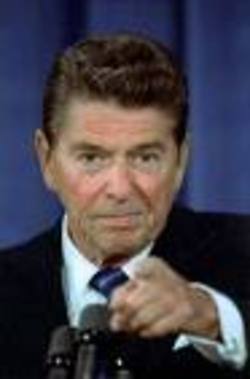Ronald Reagan financió el movimiento de los contras que, en Nicaragua, emprendieron una guerra sangrienta en contra de la Revolución Sandinista
