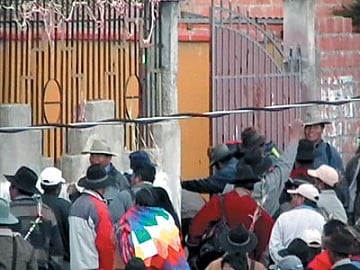 Campesinos en el momento de ingresar a la vivienda del ex vicepresidente Víctor Hugo Cárdenas, este sábado. 07.03.09