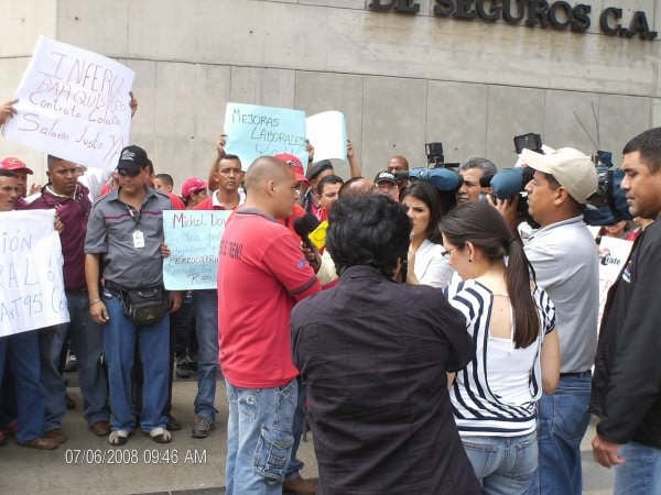 Los trabajadores del Instituto de Ferrocarriles realizaron una marcha para denunciar la situación
