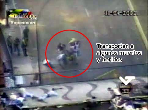 Chavistas transportan a algunos muertos o heridos (esto está mejor documentado en el documental "Puente Llaguno, Claves de una masacre")