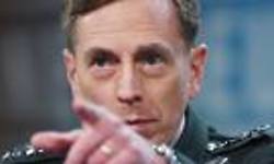 “Los niveles de violencia de 2009 son significativamente más altos que los del año anterior”, manifestó Petraeus,(foto) quien reveló que los comandantes del Pentágono en Afganistán pidieron 10 mil uniformados más para enfrentar la ola de ataques en su contra.
