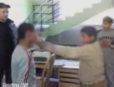 Policías obligan a menores a golpearse mutuamente