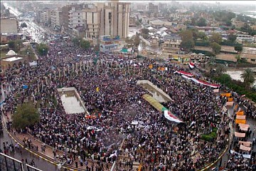 Plaza Firdos, en el centro de Bagdad, durante la manifestación convocada por el clérigo chiíta Muqtada al Sadr este jueves. 09.04.09
