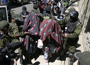Los dos hombres arrestados y acusados de estar detrás de un plan para asesinar al Presidente Evo Morales, son escoltados hacia la prisión San Pedro, en La Paz, el 18 de Abril 2009