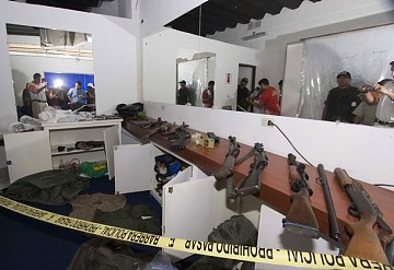 Armas y explosivos confiscados a los terroristas en instalaciones de la Cooperativa de Telefonos de Santa Cruz