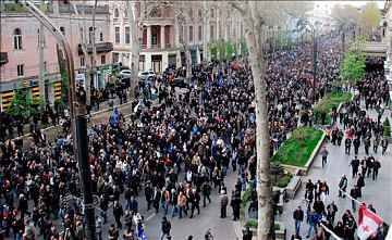 La oposición en Georgia sacó a la calle a decenas de miles de personas y cortó el centro de la capital para exigir la dimisión del presidente del país, Mijaíl Saakashvili.