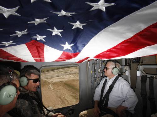 El secretario de Defensa estadunidense, Robert Gates (a la derecha), sobrevuela Kandahar en un helicóptero Blackhawk, en camino a la base militar de operaciones Ramrod, en Afganistán. El funcionario dijo que no hay planes para desplegar tropas terrestres en Pakistán, no obstante la preocupación por el aumento de enfrentamientos del ejército paquistaní con el talibán