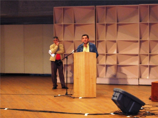 Luis Bonilla y Gonzalo Gómez, miembros de la dirección del Centro Internacional Miranda (CIM) durante el acto de celebración de los 7 años de Aporrea