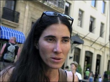 Yoani Sánchez, bloguera cubana patrocinada por grupos europeos de ultraderecha, financiados a su vez por la administración Bush. ¿A quién quiere engañar?