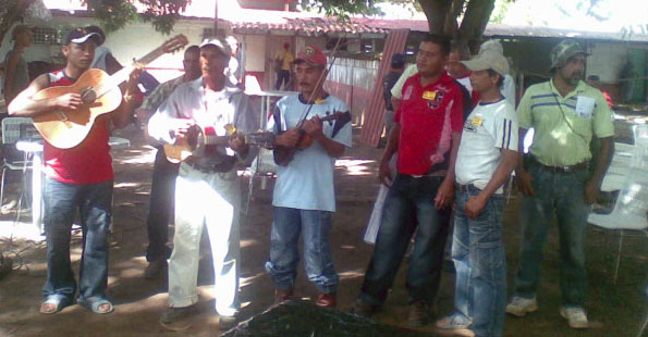Campesinos agroecologicos cantando y tocando