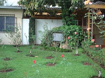 Jardín de rosas en la UCA El Salvador. Lugar donde fueron asesinados los sacerdotes jesuitas en 1989