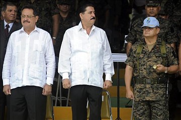 Foto de archivo de Manuel Zelaya (centro) junto al destituido general Romeo Vásquez (der.), y el ministro de Defensa Ángel Edmundo Orellana, quien renunció