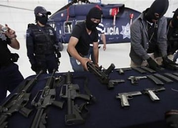 os detallistas de armas en la frontera con México, están vendiendo armamento de guerra mientras la guerra entre carteles va en aumento.
