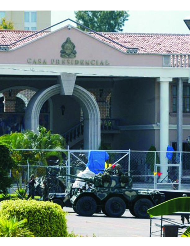 Tanques del Ejército hondureño se ven apostados frente a la residencia presidencial