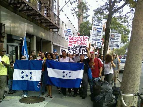 Activistas hondureños demandan el retorno de su presidente en frente de la Misión de Honduras ante la ONU