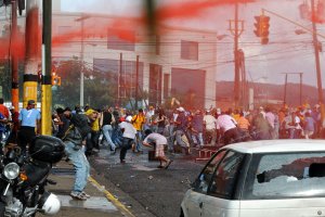 Se desata violenta represión en el aeropuerto de Tegucigalpa