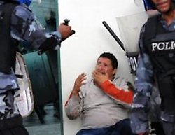 Militares reprimiendo al pueblo hondureño