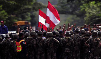 Policías y Militares de facto hondureños impiden el paso de los manifestantes hacia la frontera con Nicaragua.