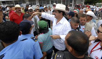 Zelaya sigue organizando la resistencia popular desde Nicaragua.