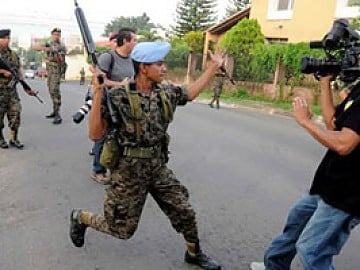 Momentos en los que un soldado hondureño agrede a un cámara de teleSUR. El arresto de este sábado es el segundo.