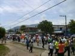 El pueblo marcha a pie hacia Tegucigalpa