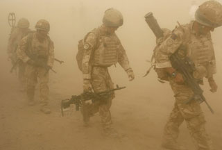 Soldados británicos en una operación en la peligrosa  provincia de Helmand, 27 de julio, 2009