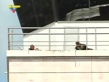 Francotiradores pertenecientes al escuadrón Cobra, una unidad de fuerzas especiales de la policía hondureña, apostados en la torre de control del aeropuerto