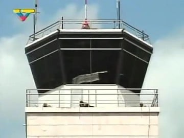 Francotiradores pertenecientes al escuadrón Cobra, una unidad de fuerzas especiales de la policía hondureña, apostados en la torre de control del aeropuerto