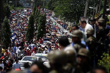 Miles de personas se congregaron la tarde de este sábado en las inmediaciones del aeropuerto internacional de Tegucigalpa.
