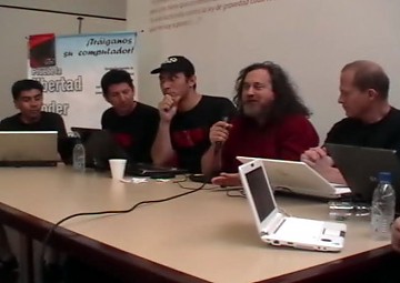 Richard Stallman (con el micrófono) junto a Ramiro Ordóñez, de Ecuador (der.), Octavio Rosell (centro), Andrés Castelblanco (segundo de izq. a derecha) y el representante de Bolivia, José E. Saavedra.