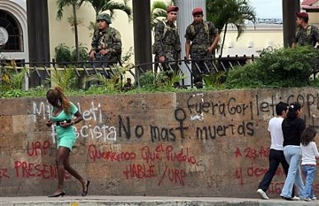 Soldados en las afueras del Congreso hondureño. El país continúa militarizado.