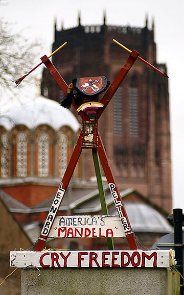 Escultura en Liverpool pidiendo la liberación de Peltier.