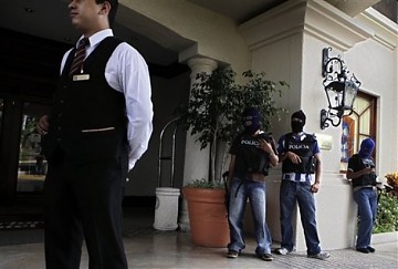 La policía encapuchada vigila el hotel donde se encontraban alojados los equipos periodísticos de Telesur y VTV