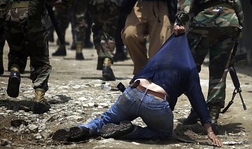 Manifestante a favor de Zelaya arrastrado violentamente por las fuerzas represivas