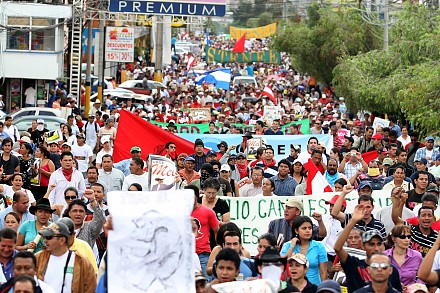El movimiento popular toma las calles este viernes en una gran marcha en apoyo al presidente Manuel Zelaya.