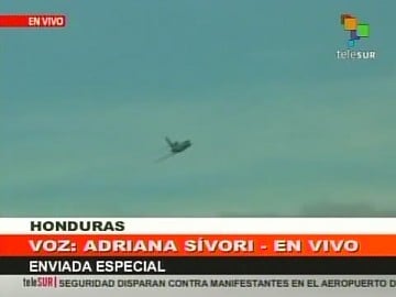 El avión de Zelaya sobrevolando el aeropuerto de Tegucigalpa