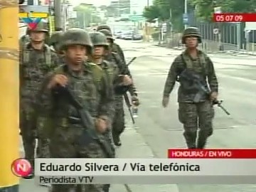 Militares se despliegan por la avenida aledaña al aeropuerto de Tegucigalpa (8:30 a.m. horal local)